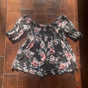 Cute flowy top with flowers and mid length sleeves